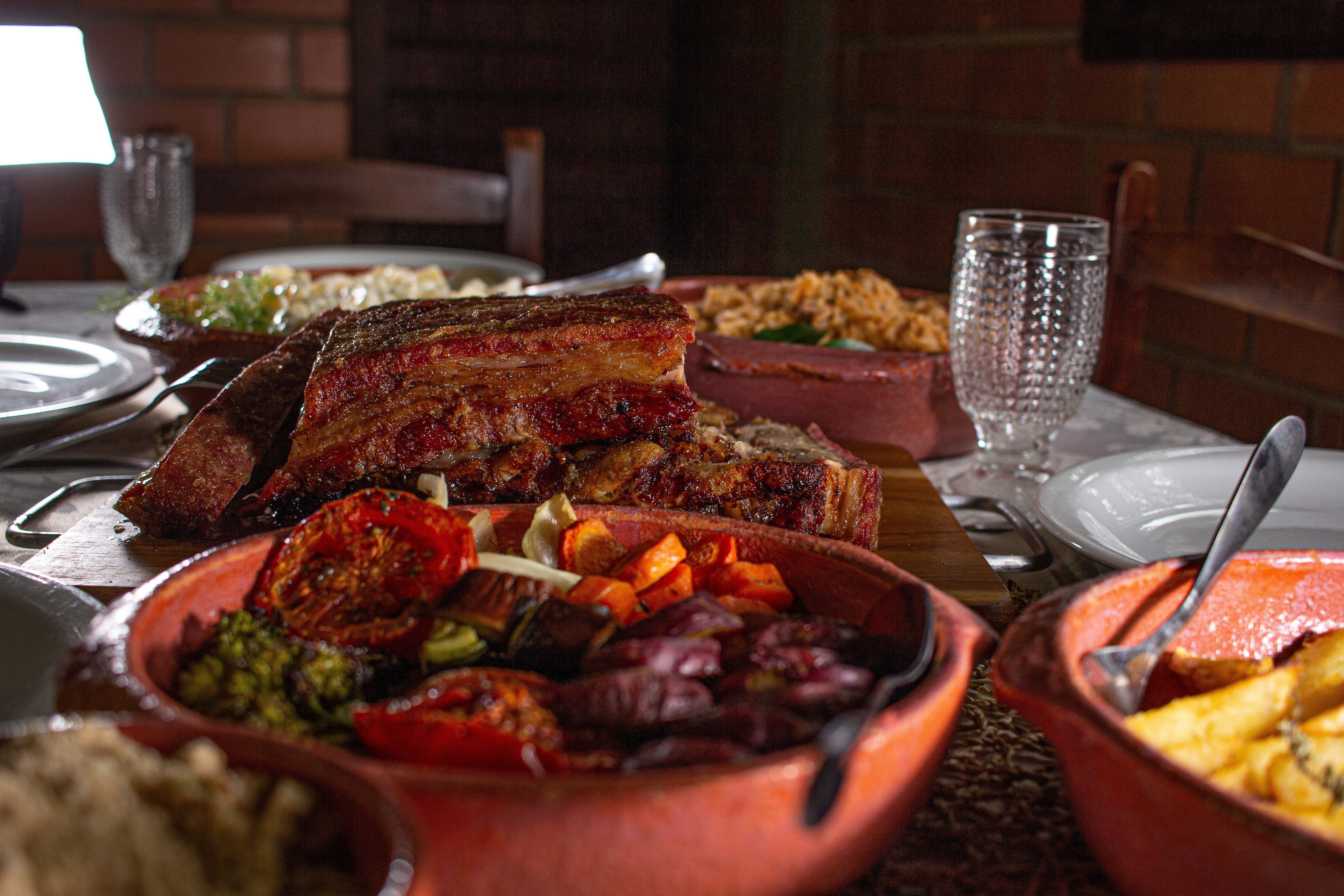 mesa servida, carne y vegetales asados